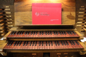 1986 Lewis and Hitchcock 14 rank tracker pipe organ keyboard